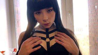 Brunette mafana mifoka lalina sy saro-pady mba hahazoana vola